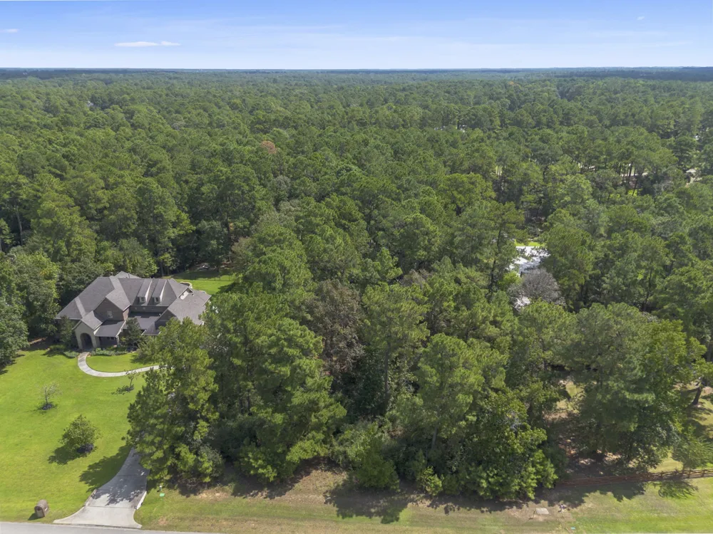 37432 Club house Lane Montgomery, TX 77355