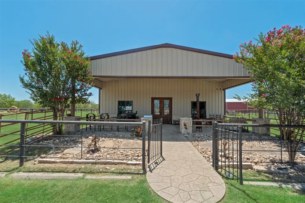 7999 County Road 151 Kaufman, TX 75142