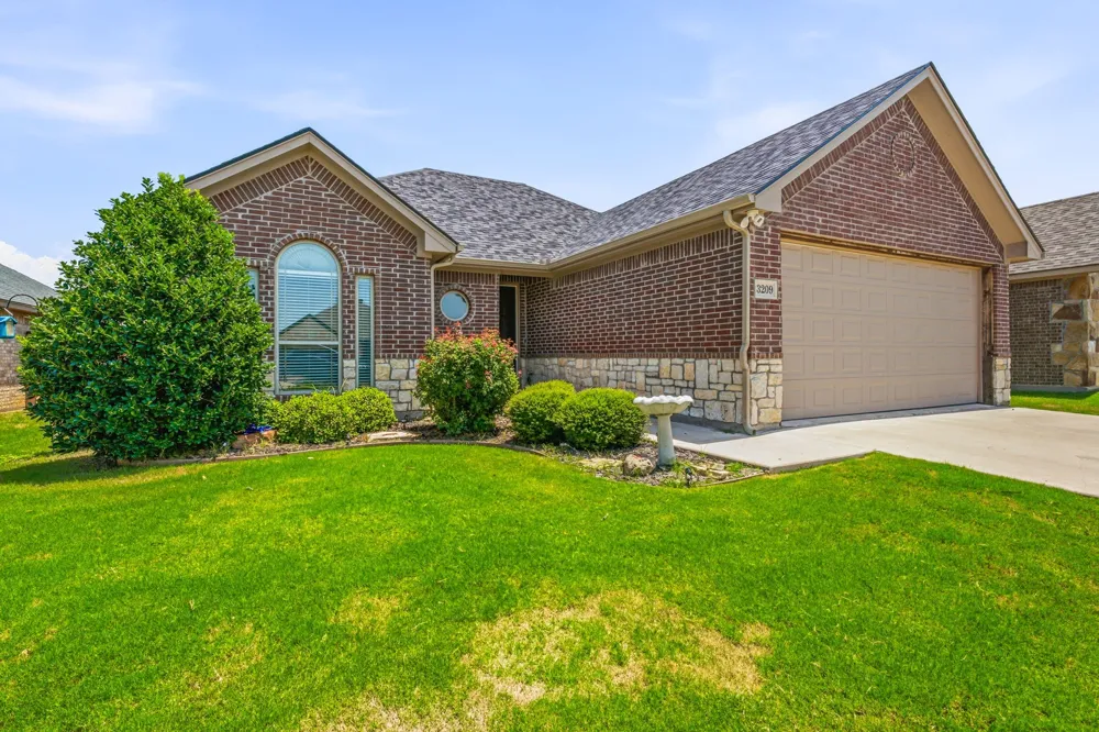 3209 Main Street Granbury, TX 76049