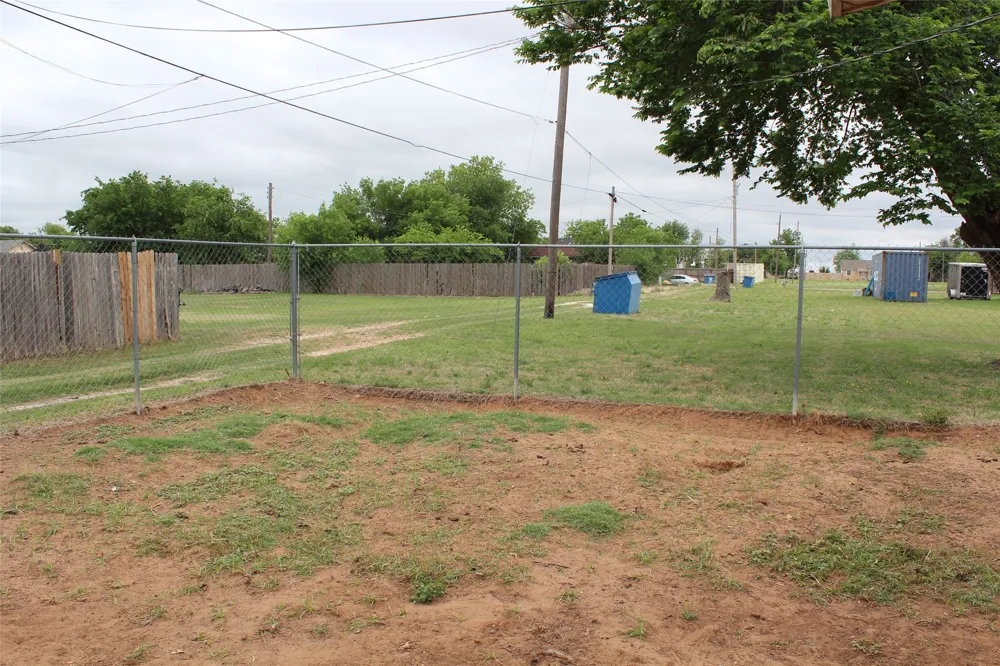 810 W Eden Street Munday, TX 76371