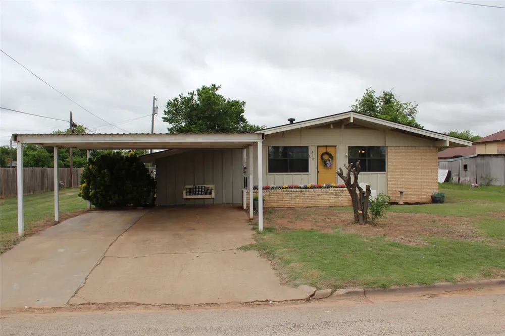 810 W Eden Street Munday, TX 76371