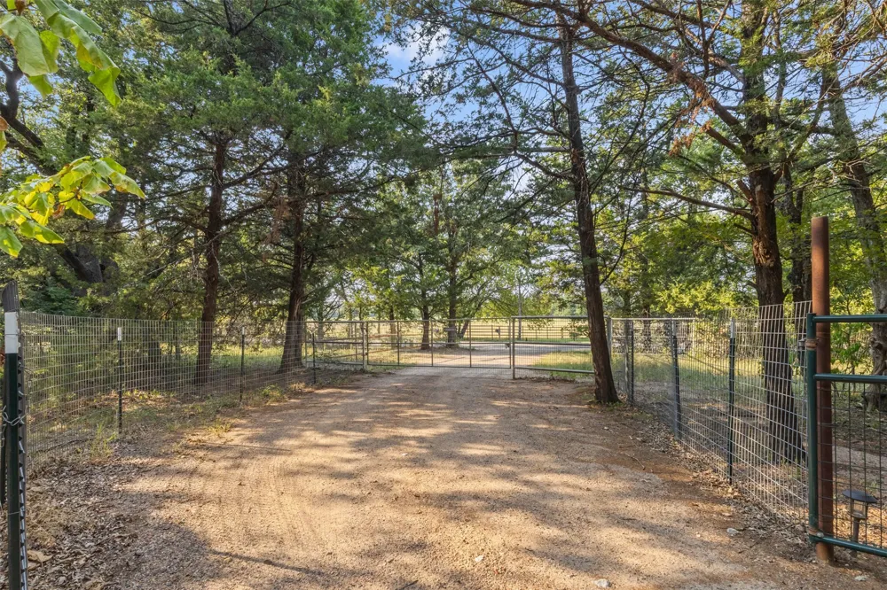 488 County Road 217 Collinsville, TX 76233