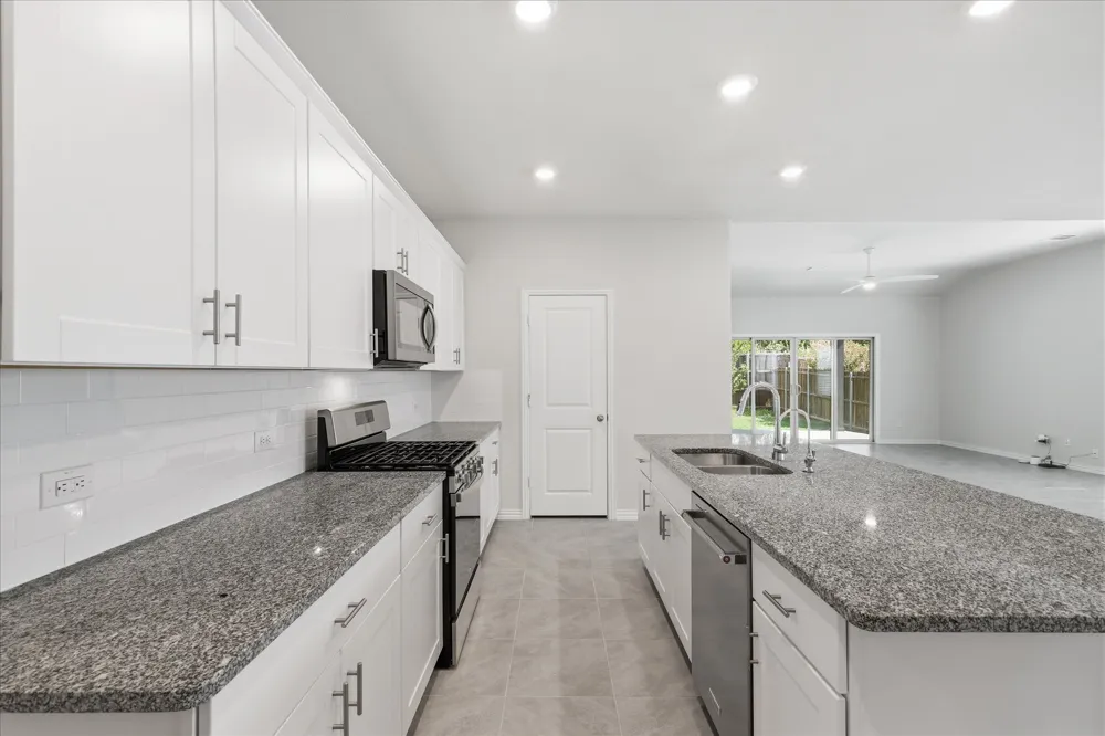 233 Luna Lane Lake Dallas, TX 75065
