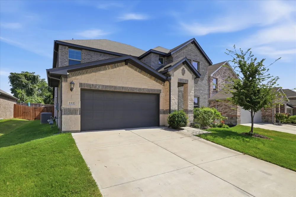 233 Luna Lane Lake Dallas, TX 75065