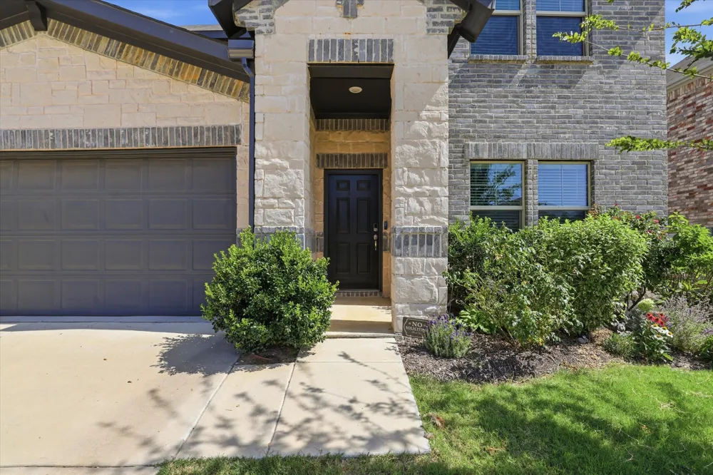 233 Luna Lane Lake Dallas, TX 75065