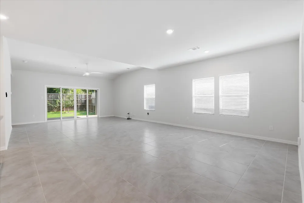 233 Luna Lane Lake Dallas, TX 75065