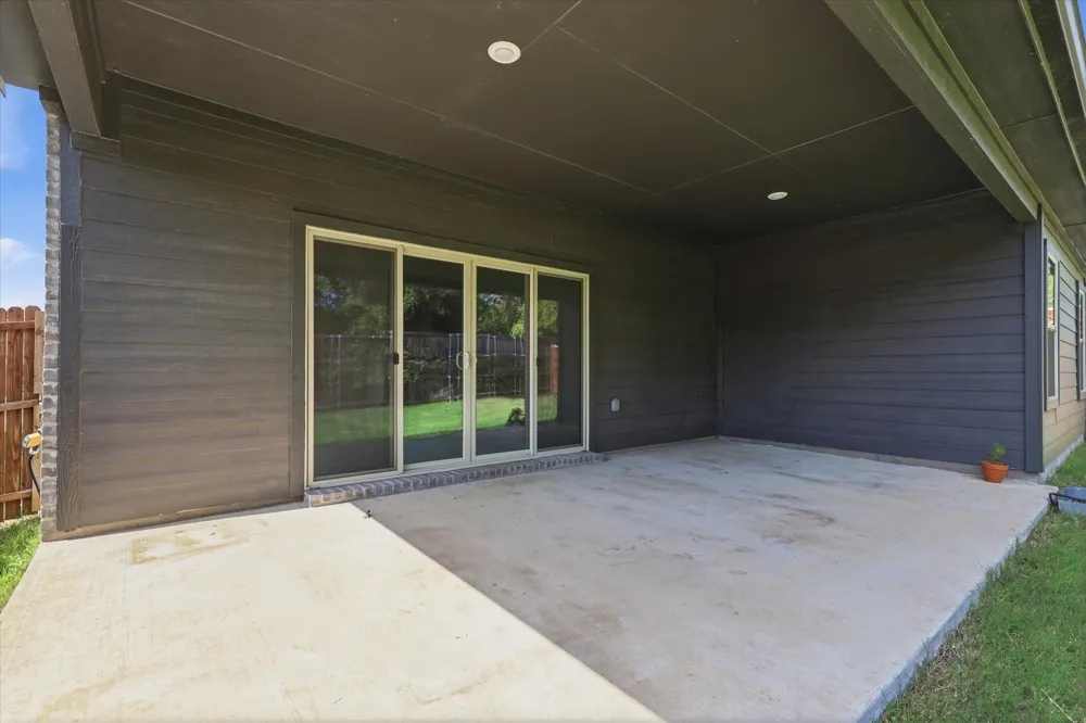 233 Luna Lane Lake Dallas, TX 75065