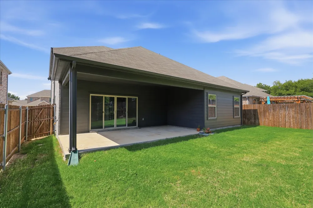233 Luna Lane Lake Dallas, TX 75065