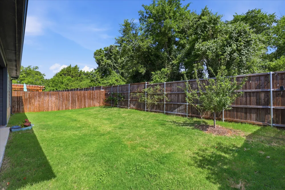 233 Luna Lane Lake Dallas, TX 75065