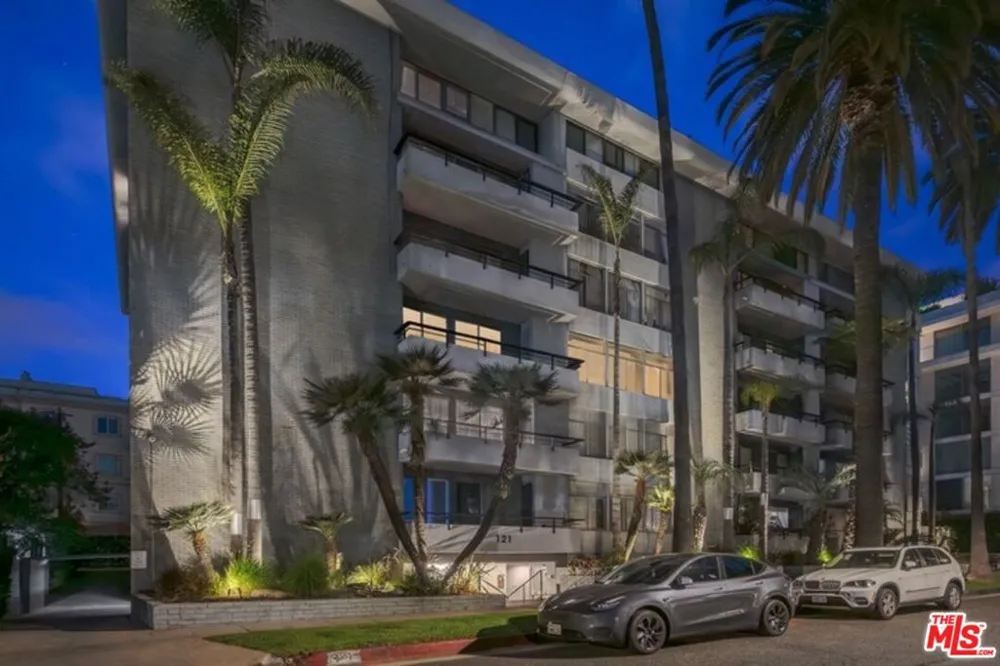 121 S Palm Drive #403 Beverly Hills, CA 90212