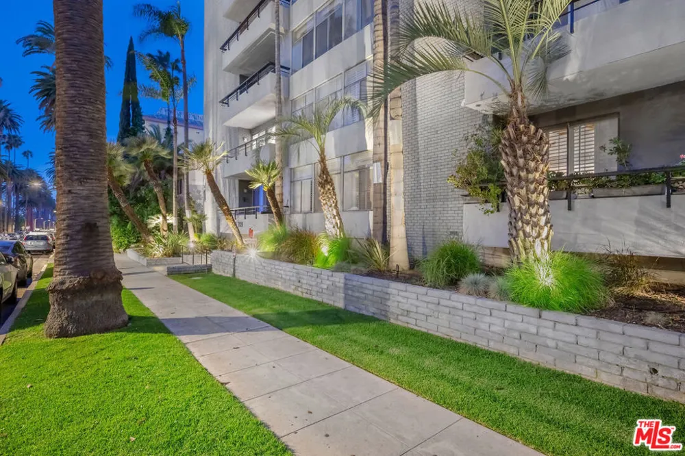 121 S Palm Drive #403 Beverly Hills, CA 90212