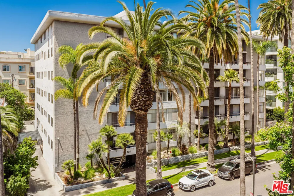 121 S Palm Drive #403 Beverly Hills, CA 90212
