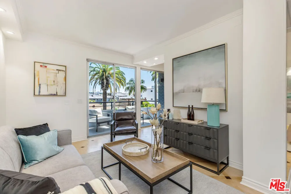 121 S Palm Drive #403 Beverly Hills, CA 90212