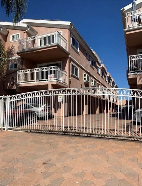 1425 W 224th