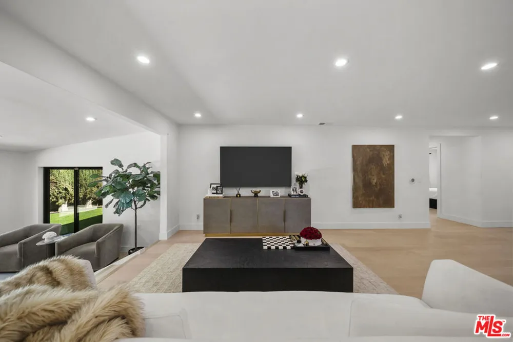 15431 Milbank Street Encino, CA 91436