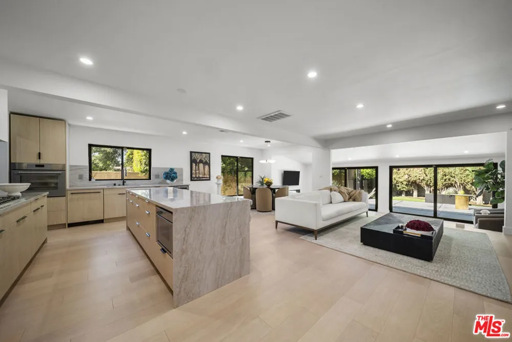 15431 Milbank Street Encino, CA 91436