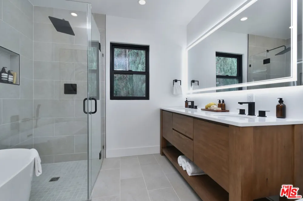 15431 Milbank Street Encino, CA 91436
