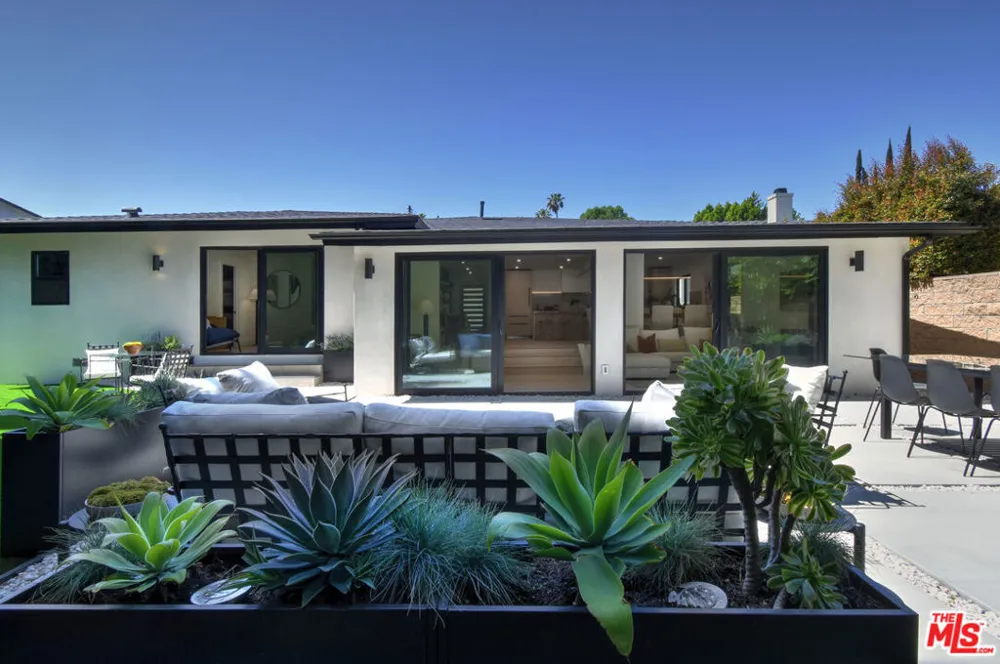 15431 Milbank Street Encino, CA 91436