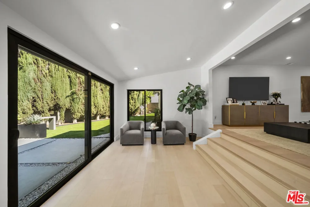 15431 Milbank Street Encino, CA 91436