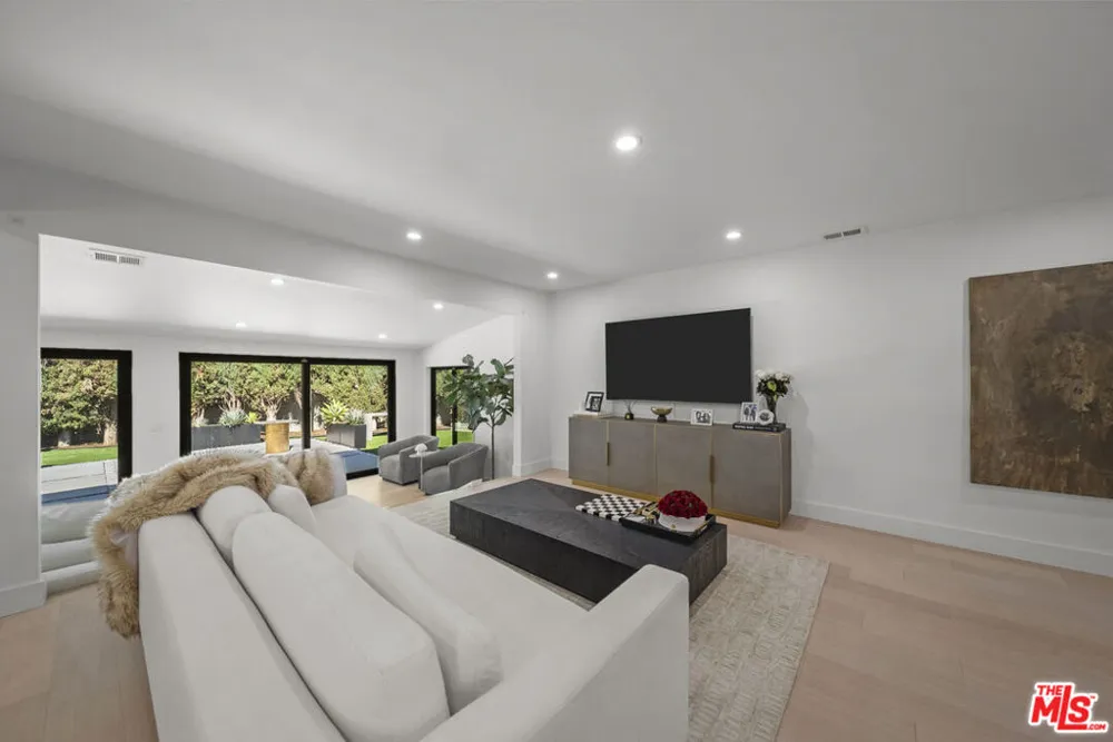 15431 Milbank Street Encino, CA 91436