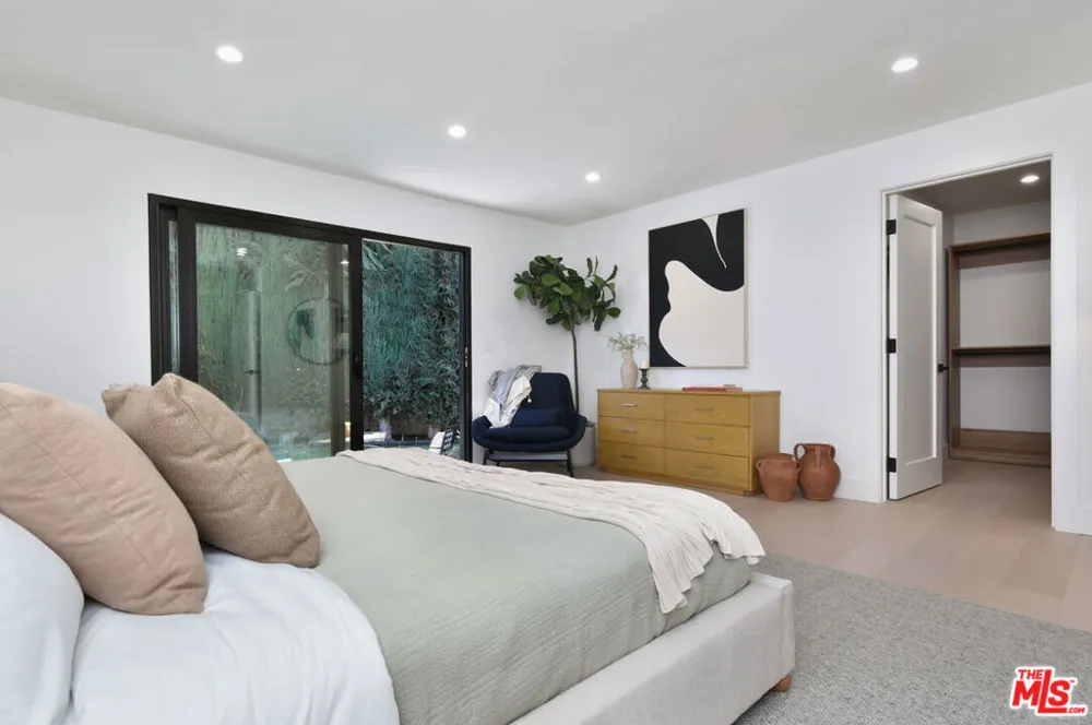 15431 Milbank Street Encino, CA 91436