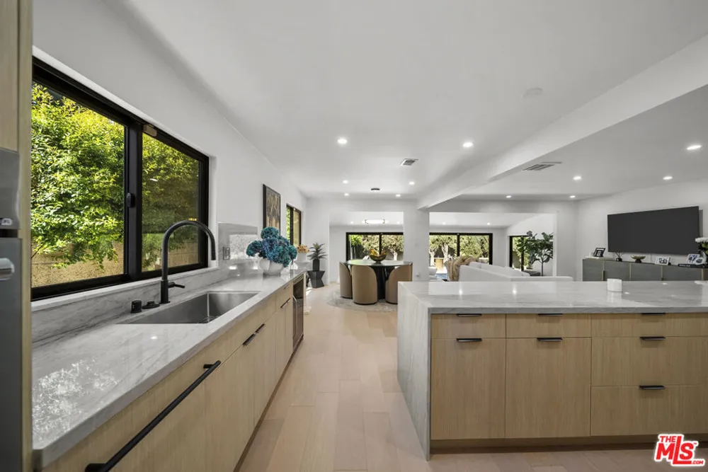 15431 Milbank Street Encino, CA 91436