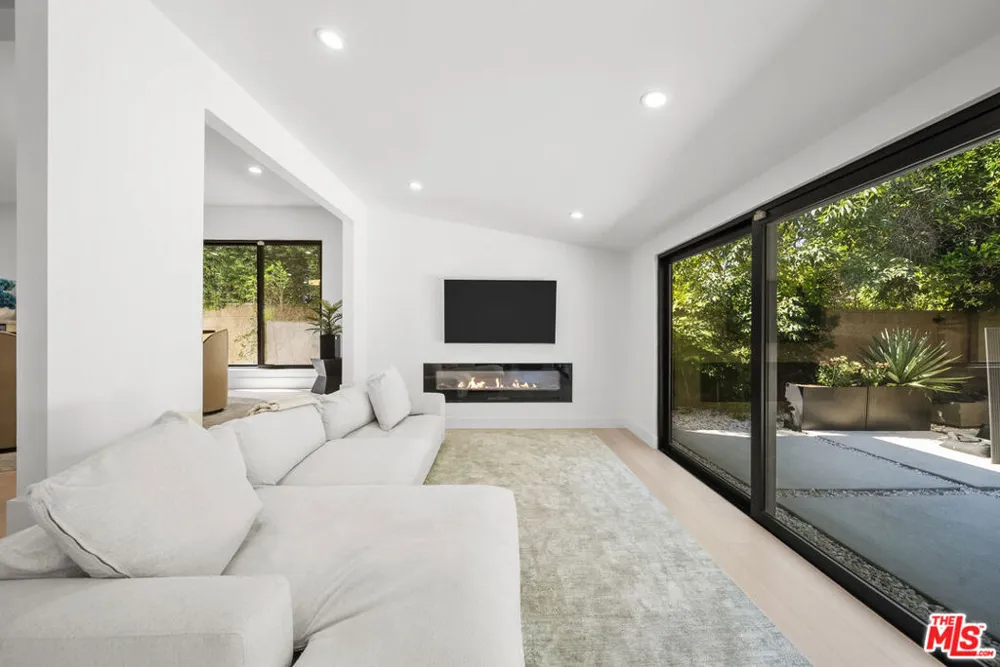 15431 Milbank Street Encino, CA 91436