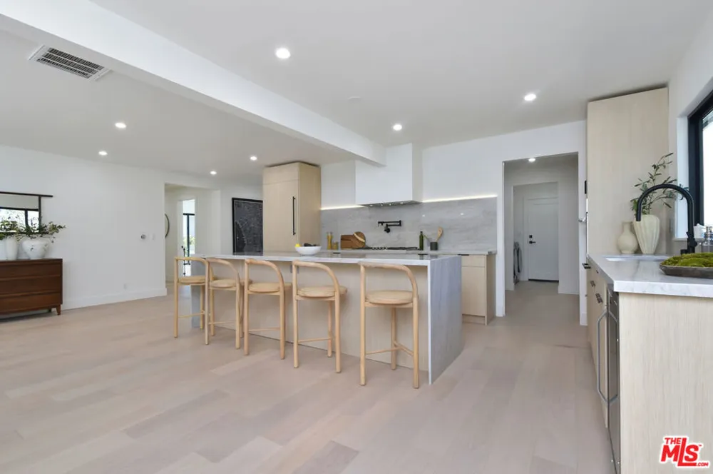 15431 Milbank Street Encino, CA 91436