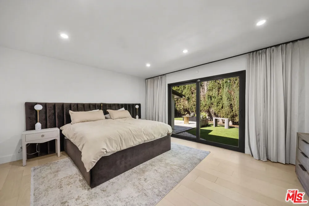 15431 Milbank Street Encino, CA 91436