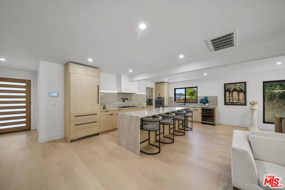 15431 Milbank Street Encino, CA 91436