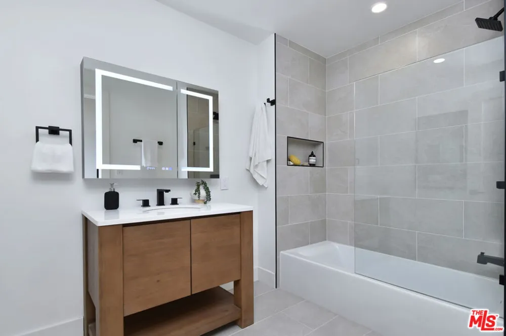 15431 Milbank Street Encino, CA 91436