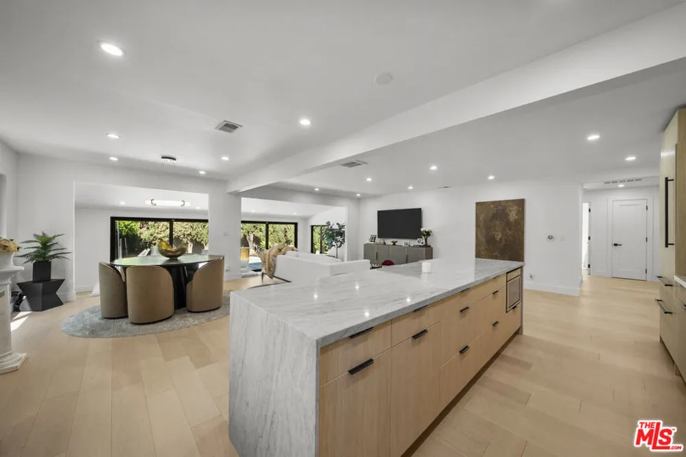 15431 Milbank Street Encino, CA 91436