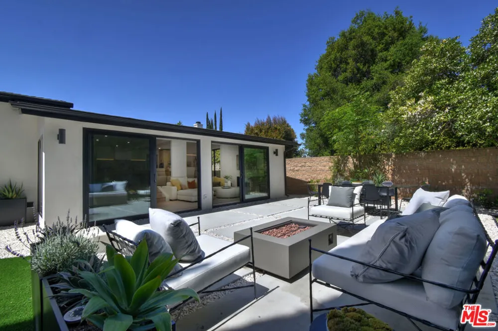 15431 Milbank Street Encino, CA 91436