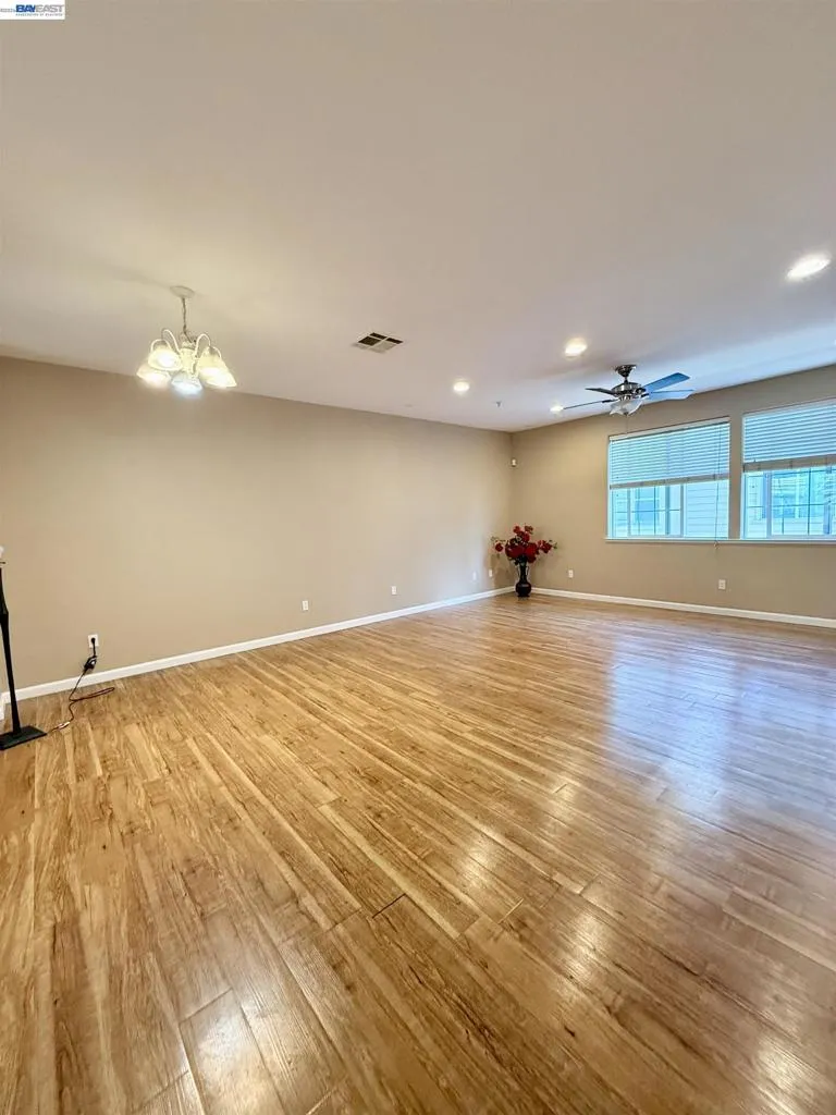 550 Summer Ln Richmond, CA 94806