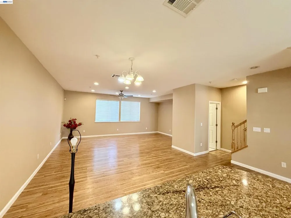 550 Summer Ln Richmond, CA 94806