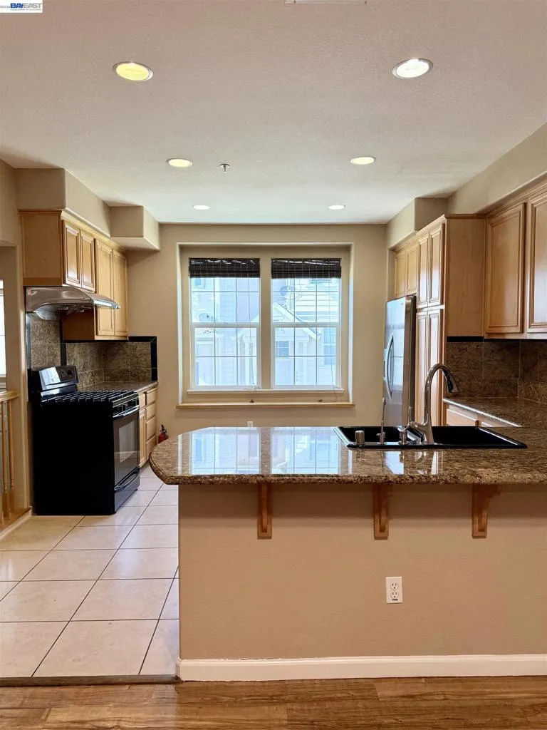 550 Summer Ln Richmond, CA 94806