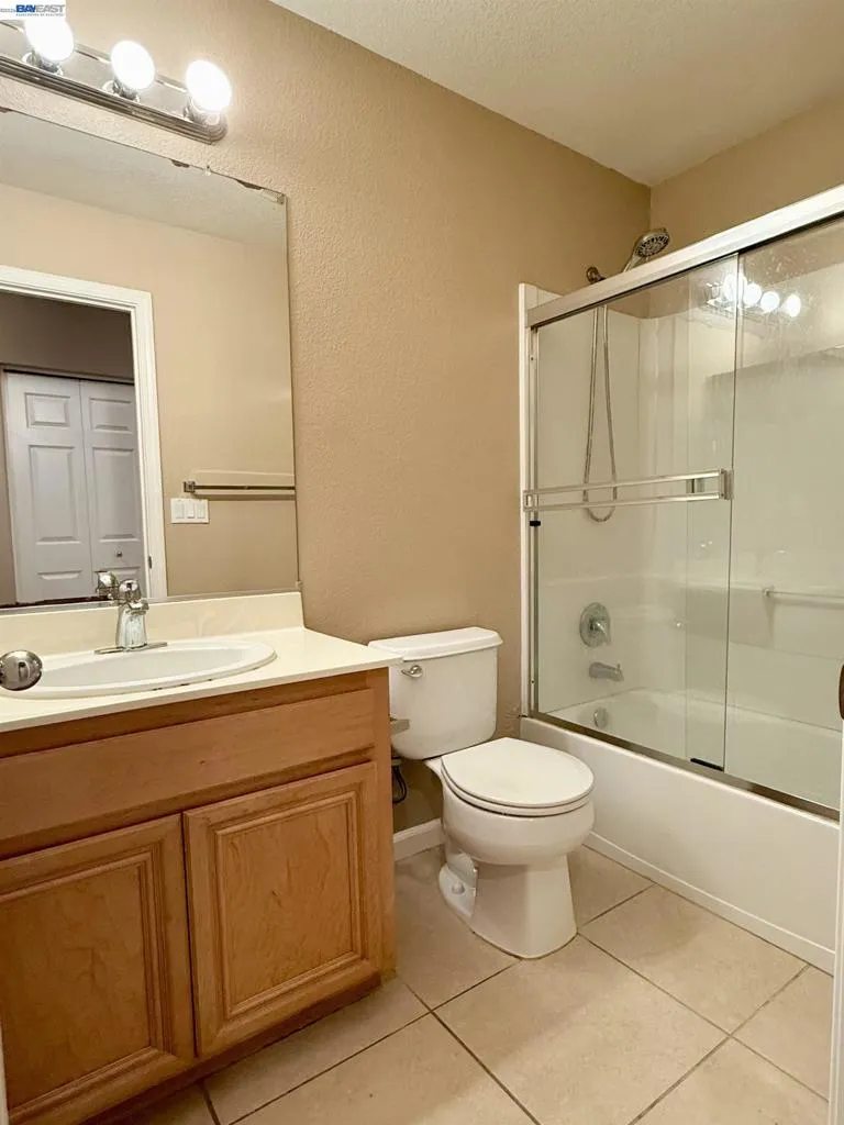 550 Summer Ln Richmond, CA 94806
