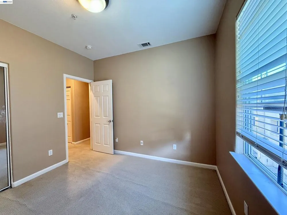 550 Summer Ln Richmond, CA 94806