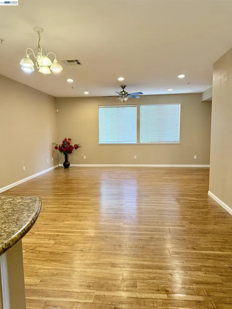 550 Summer Ln Richmond, CA 94806