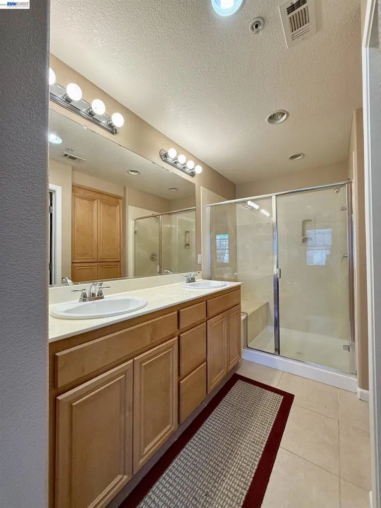 550 Summer Ln Richmond, CA 94806