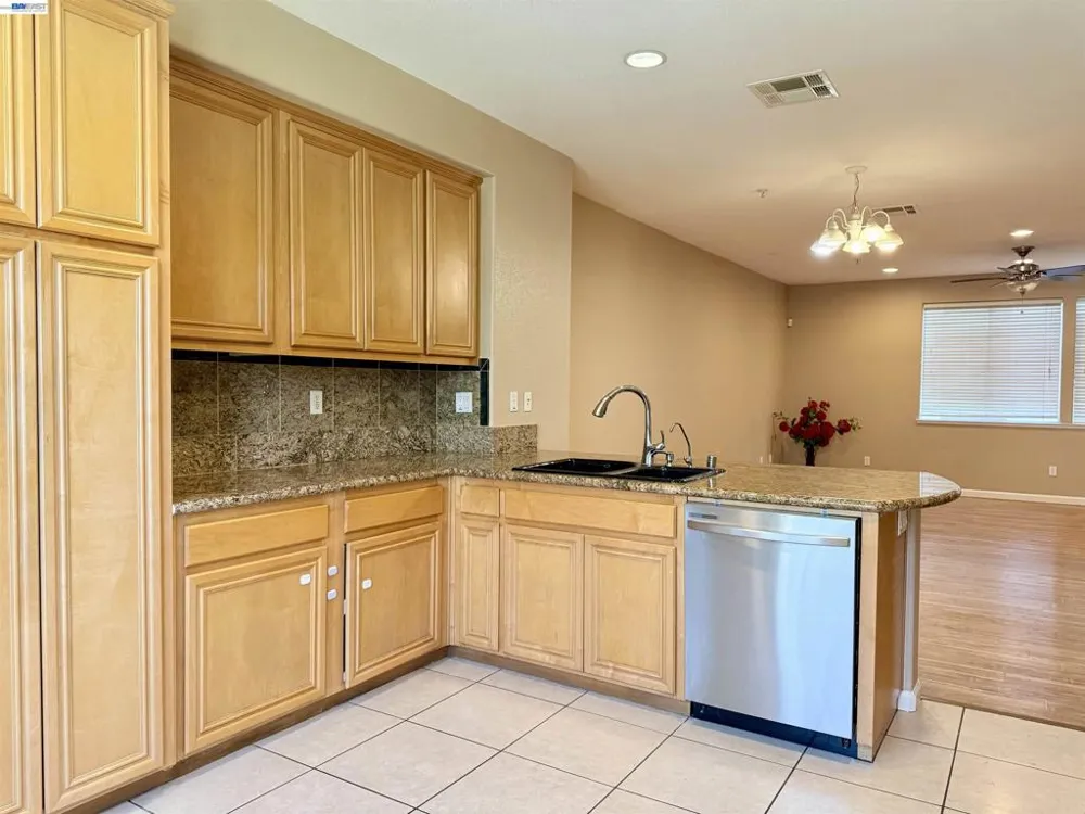 550 Summer Ln Richmond, CA 94806