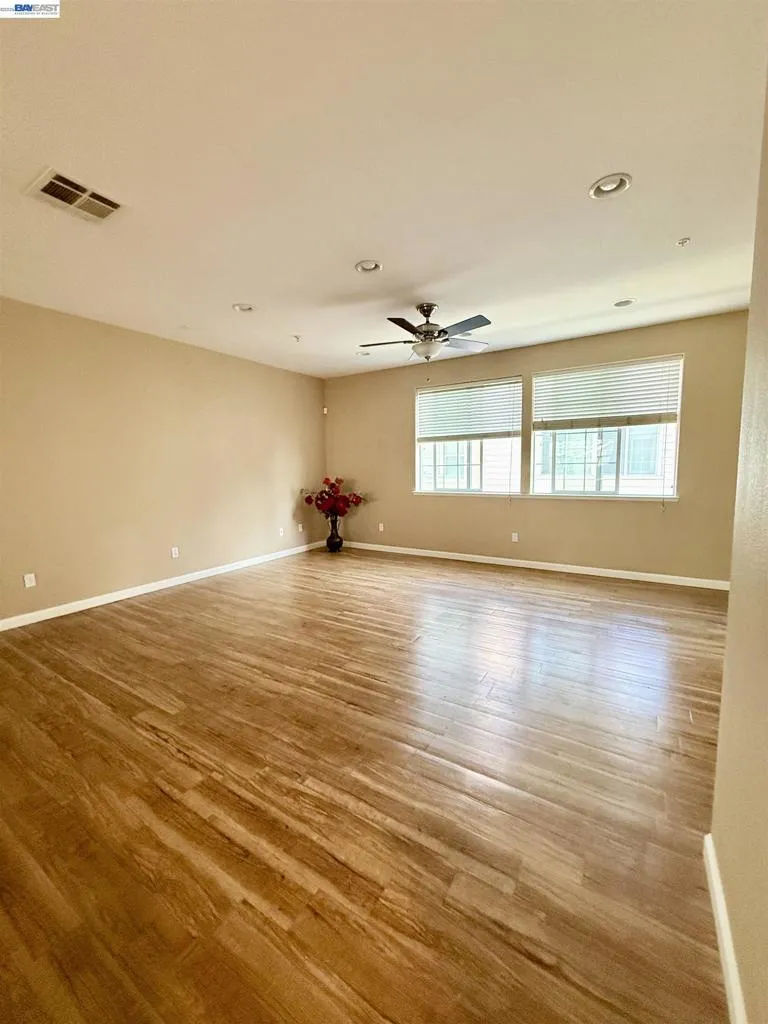 550 Summer Ln Richmond, CA 94806