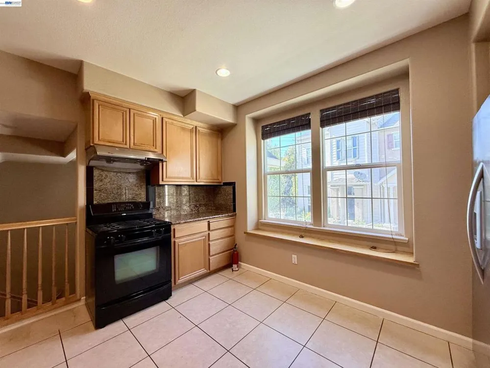 550 Summer Ln Richmond, CA 94806