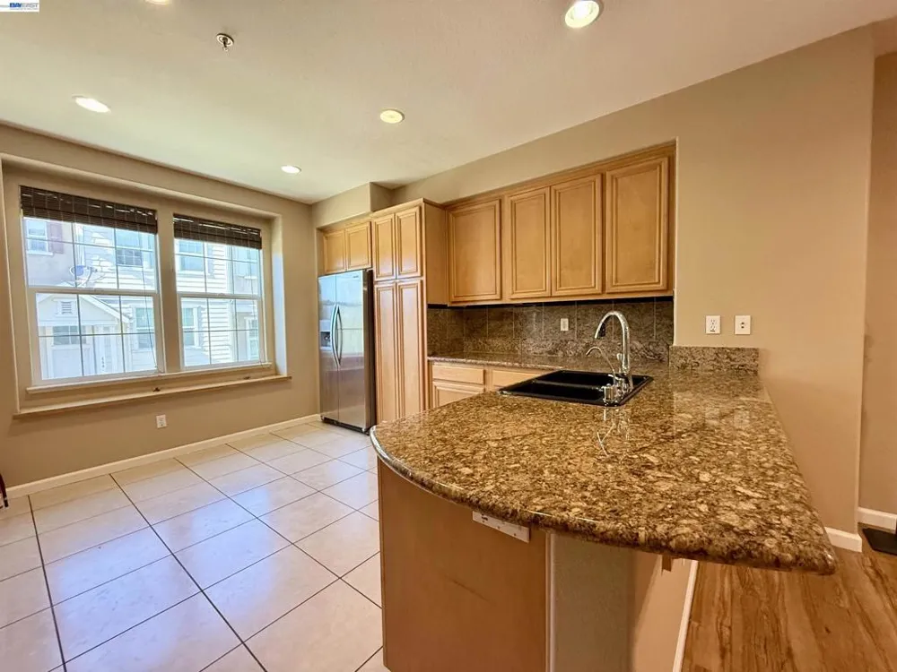 550 Summer Ln Richmond, CA 94806