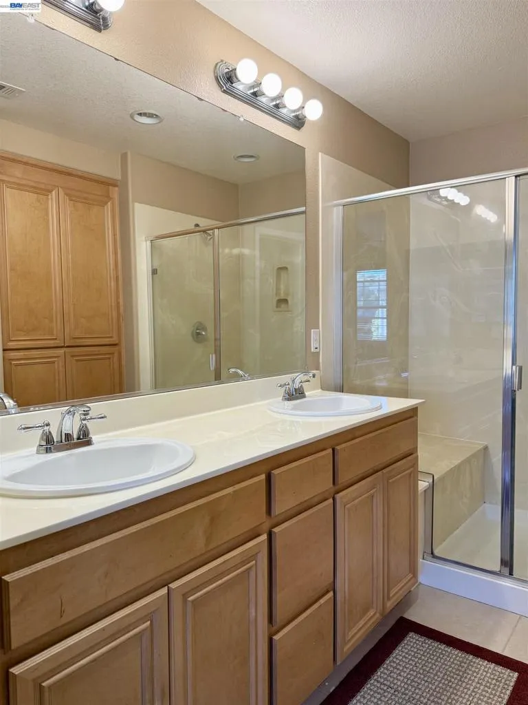 550 Summer Ln Richmond, CA 94806
