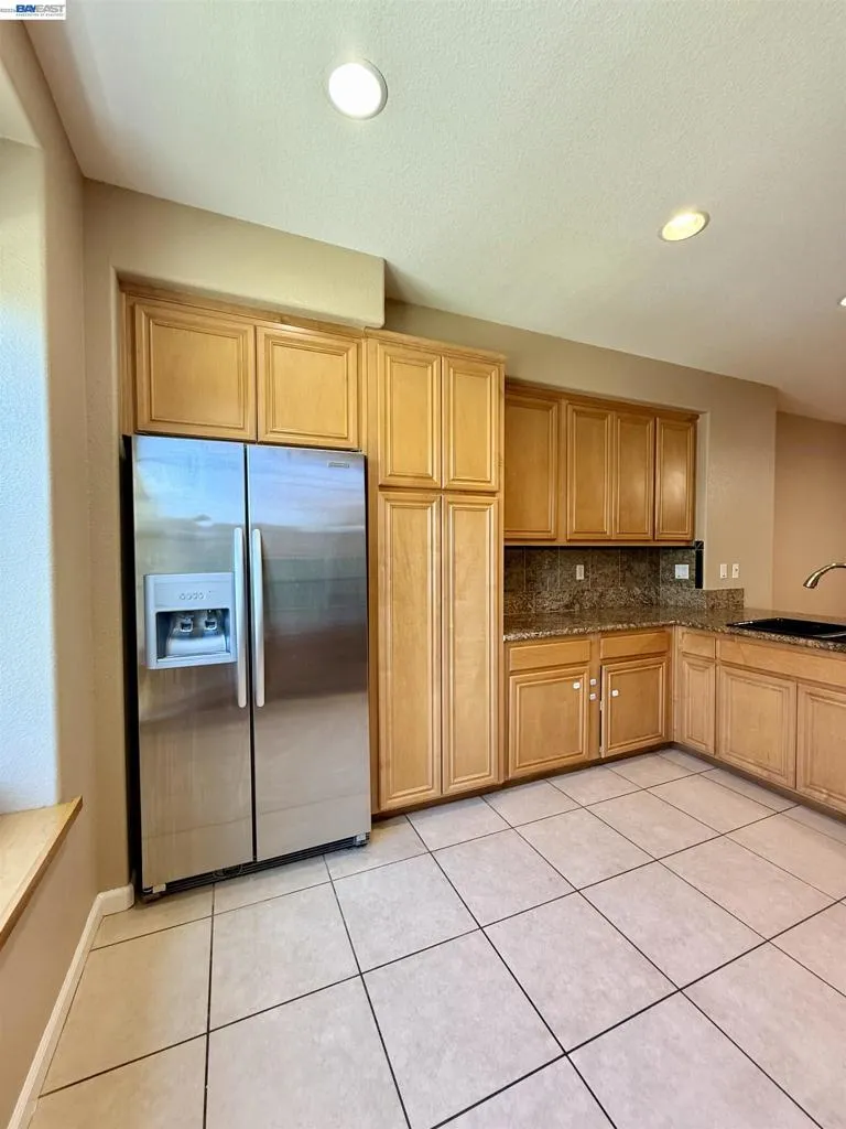 550 Summer Ln Richmond, CA 94806