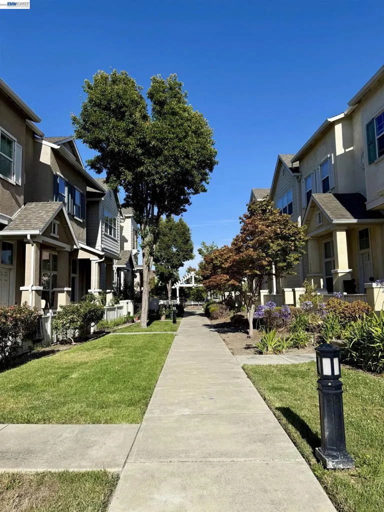 550 Summer Ln Richmond, CA 94806
