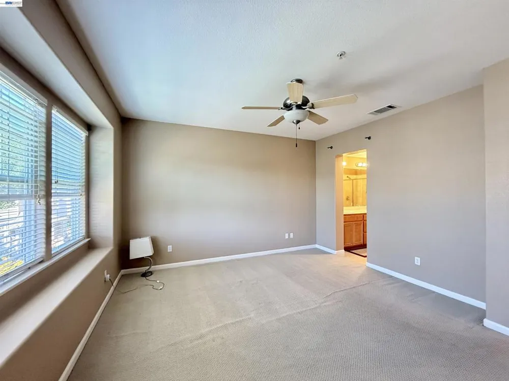 550 Summer Ln Richmond, CA 94806