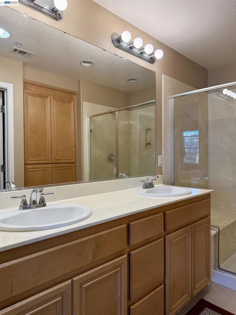 550 Summer Ln Richmond, CA 94806
