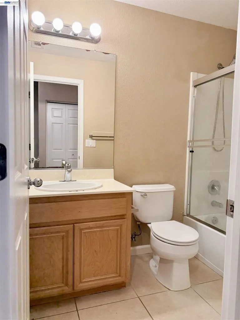 550 Summer Ln Richmond, CA 94806